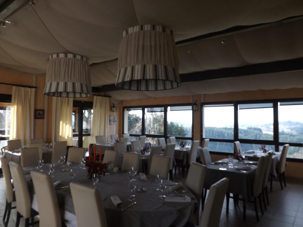 Logis Le Saint Cyr Hotel Montmelard Exterior photo