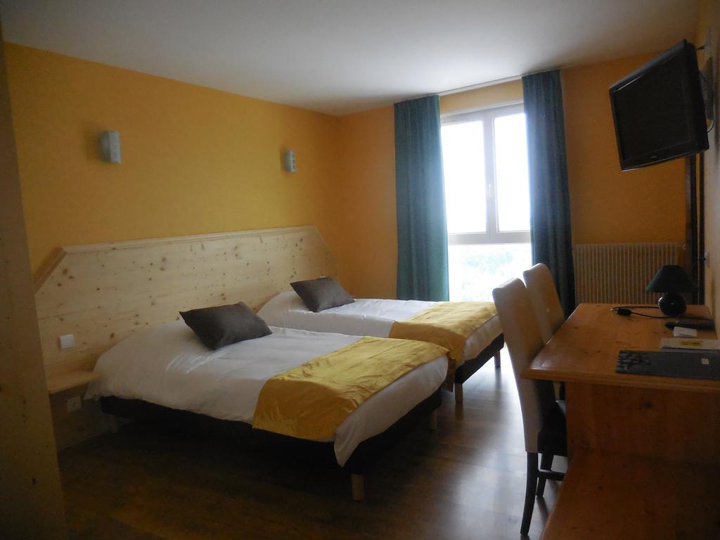 Logis Le Saint Cyr Hotel Montmelard Exterior photo
