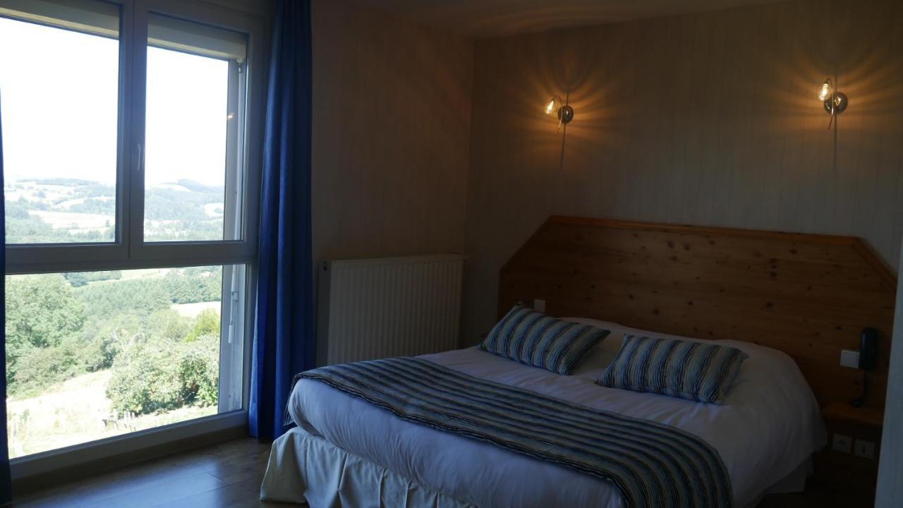 Logis Le Saint Cyr Hotel Montmelard Exterior photo