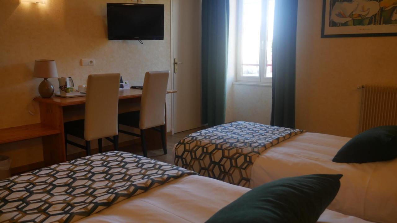 Logis Le Saint Cyr Hotel Montmelard Exterior photo